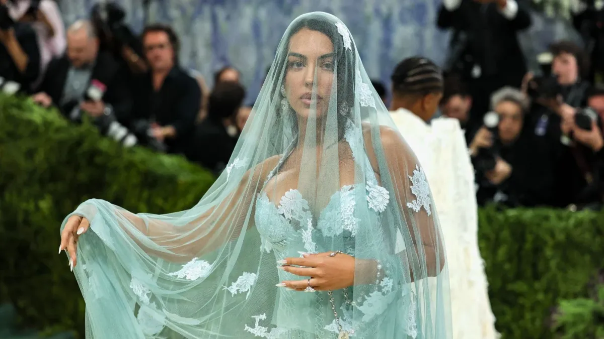 Georgina Rodriguez'den Met Gala'da Sürpriz Mavi Gelinlik Gösterisi