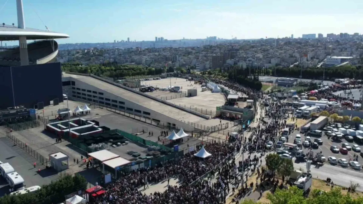 Kanye West Konseri İçin İstanbul'da Büyük Heyecan: Stadyum Önünde Uzun Kuyruklar Oluştu